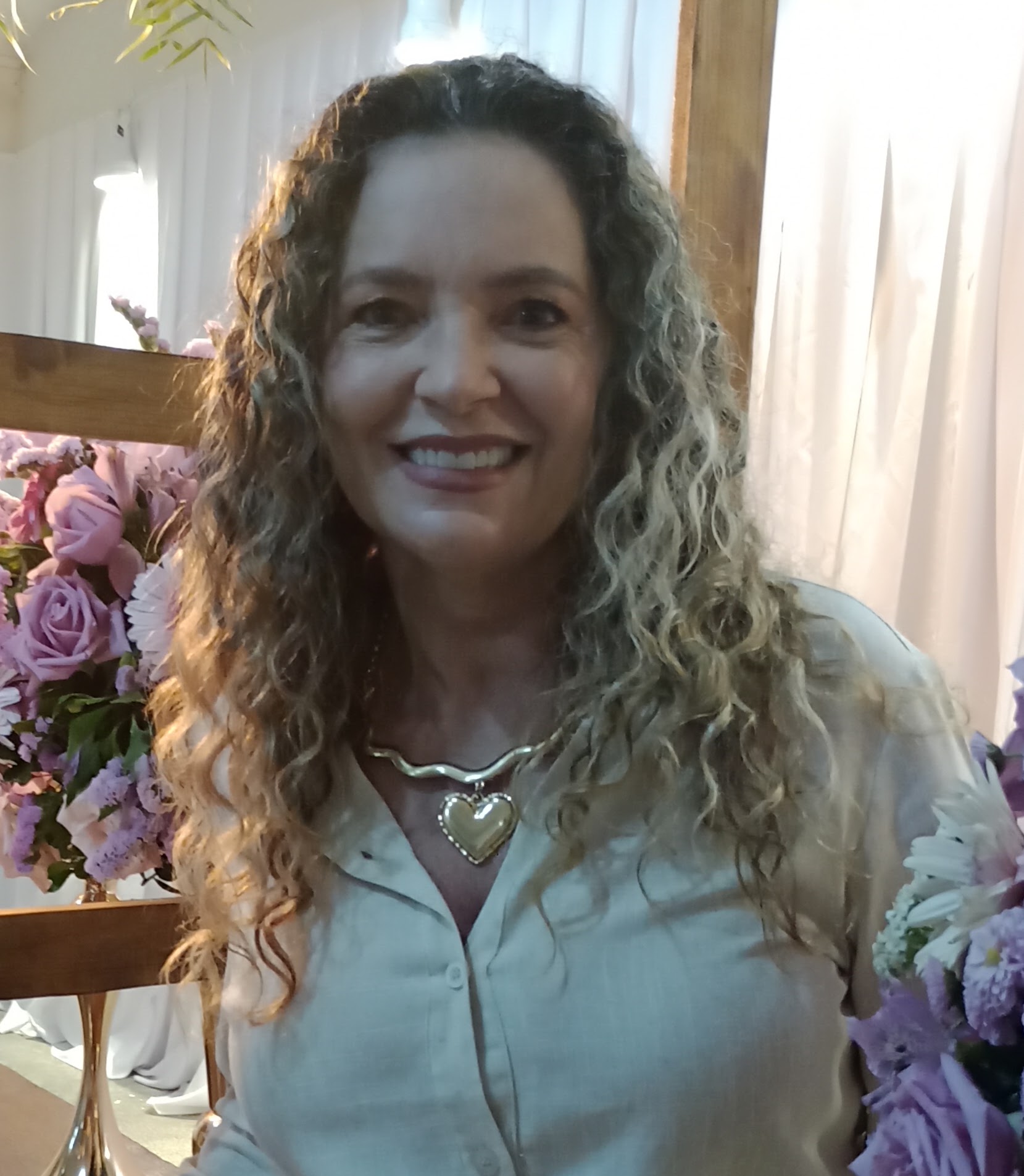 Retrato de Ilma Costa. "Um espaço para compreender o que você vive, transformar padrões e se reconectar com sua essência."